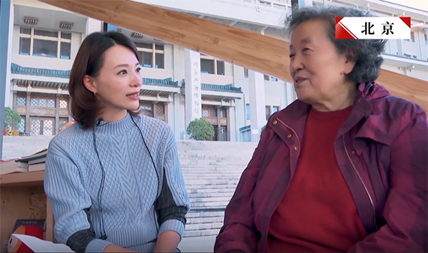 董卿与朗读者程俊玲攀谈