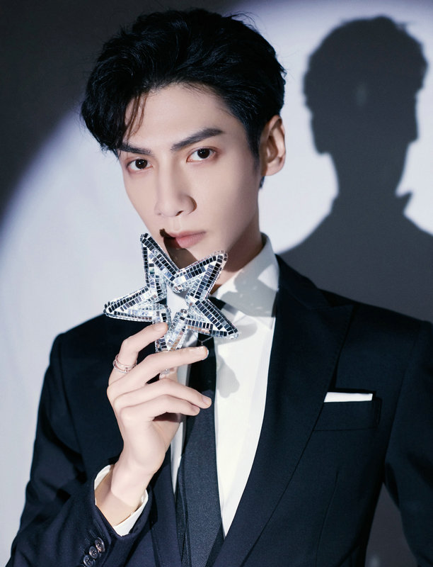 罗云熙获“年度人气电视剧演员” 首唱新歌《星星之火》