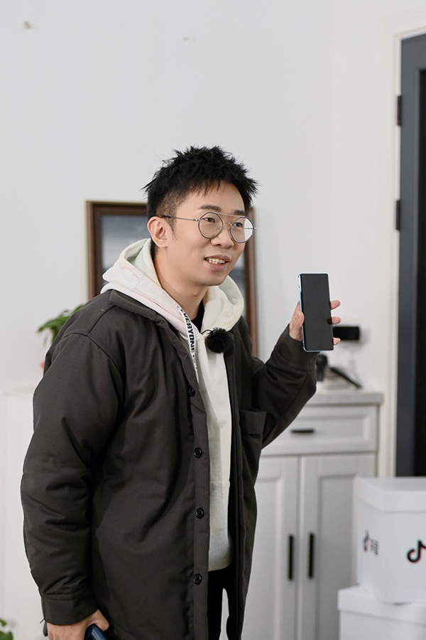 《神奇公司在哪里》上演银发补习班 带老人玩转智能手机