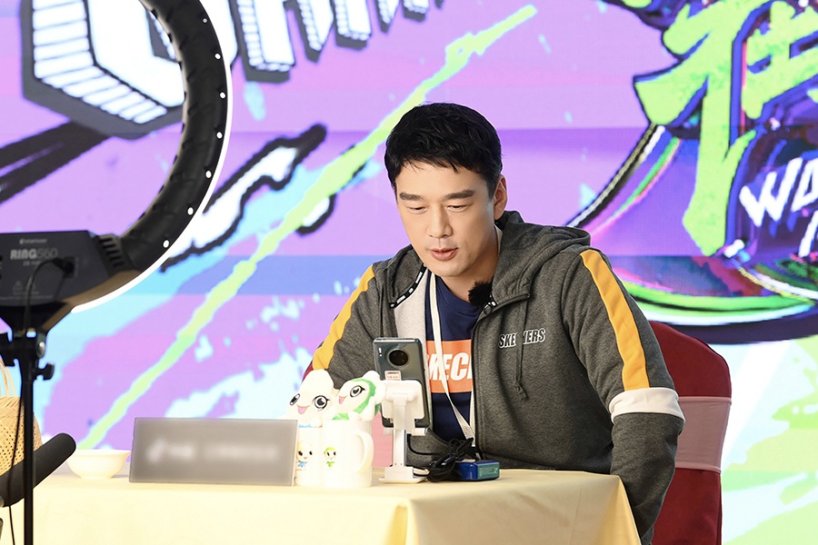 《神奇公司在哪里》上演银发补习班 带老人玩转智能手机