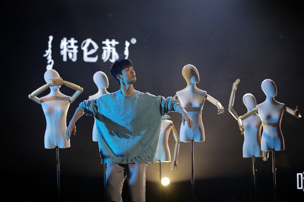 黎星晋级《舞蹈风暴》决赛 为自闭症发声哽咽落泪