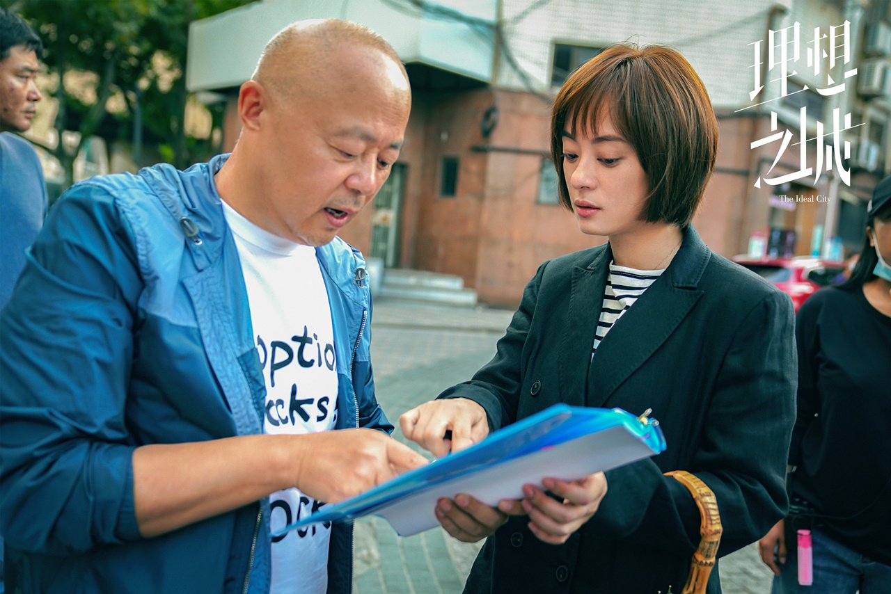 孙俪《幻想之城》杀青 难舍创作氛围称“演的很疯”