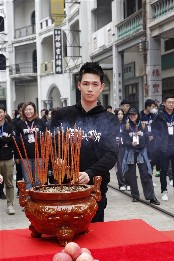 《偶然闯入的世界》开机 利晴天担纲男主演绎霸总