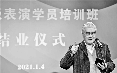 蓝天野：做演员可以玩物，但不要丧志