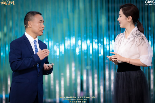 《衣尚中国》李思思古法染丝巾感悟“自然之美”