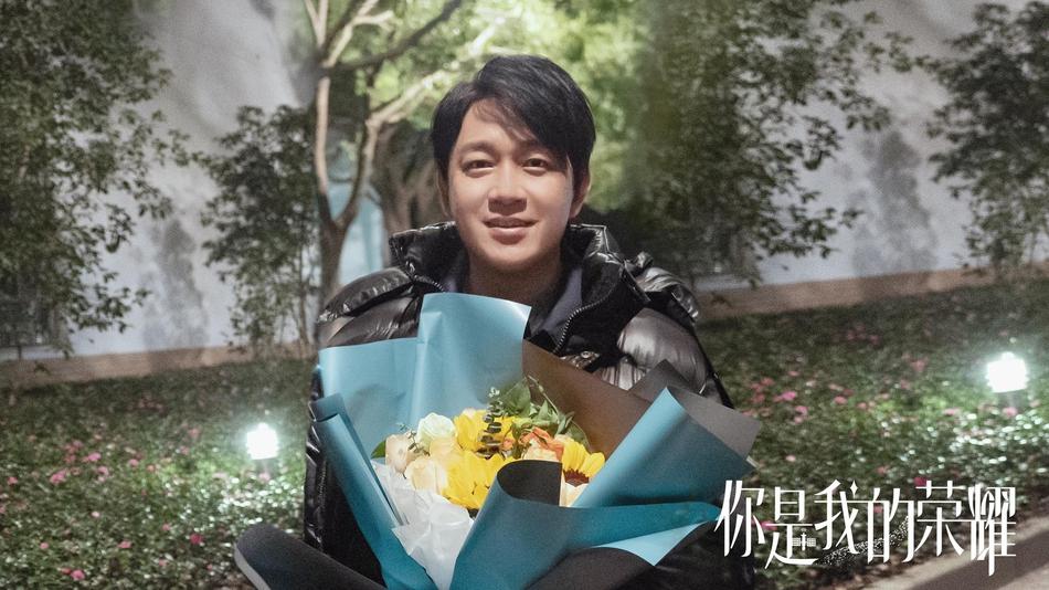 《你是我的荣耀》曝杀青照 杨洋迪丽热巴同框互送礼物好甜