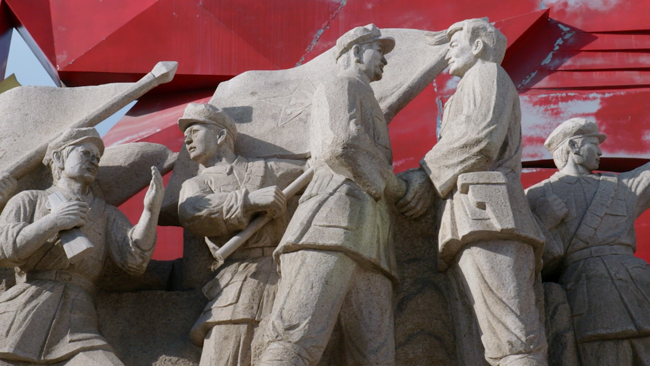 传承红色基因《八月桂花遍地开》打造记载片式的“思政课”