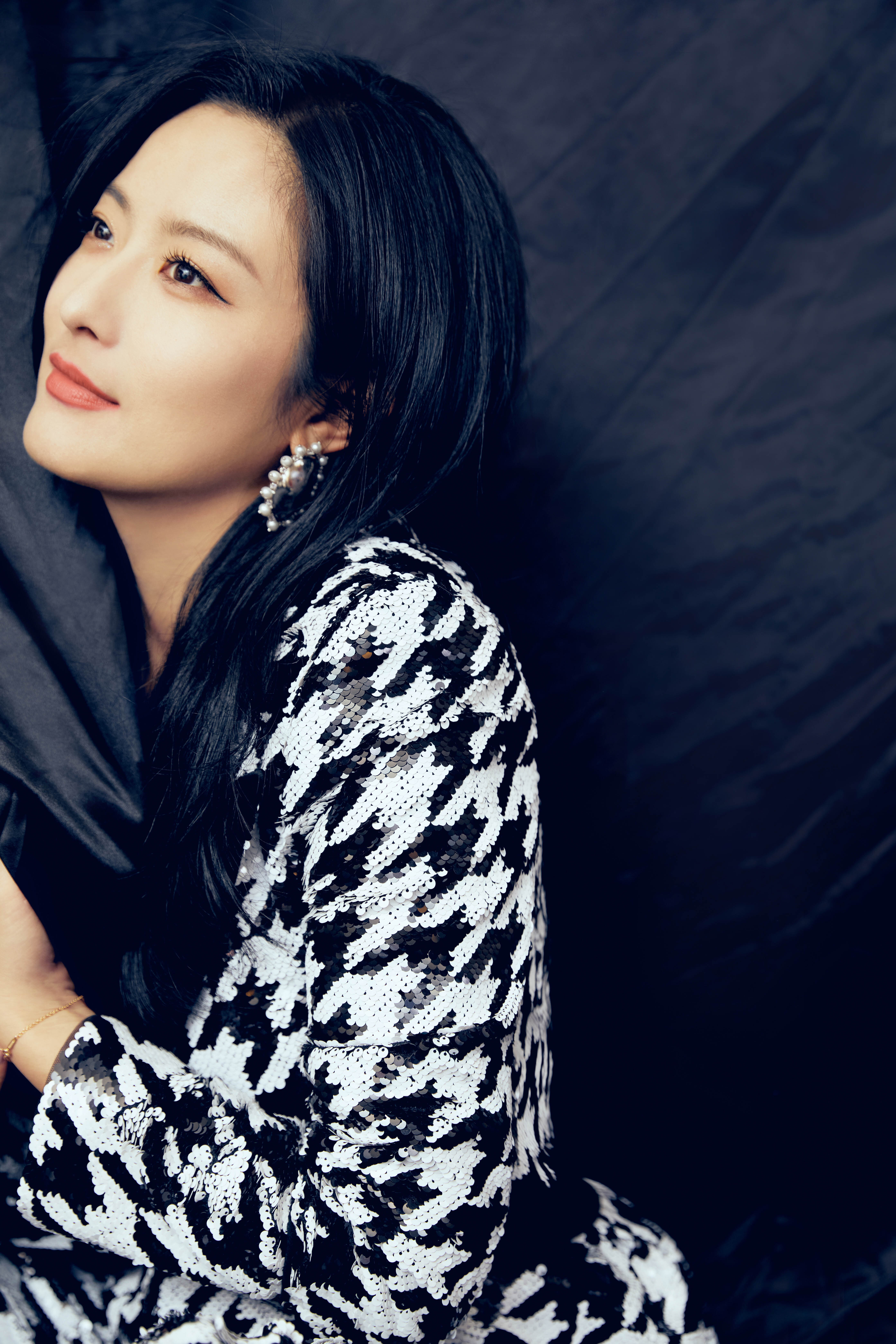 徐百慧实力演绎事业女性 飒爽西装优雅干练