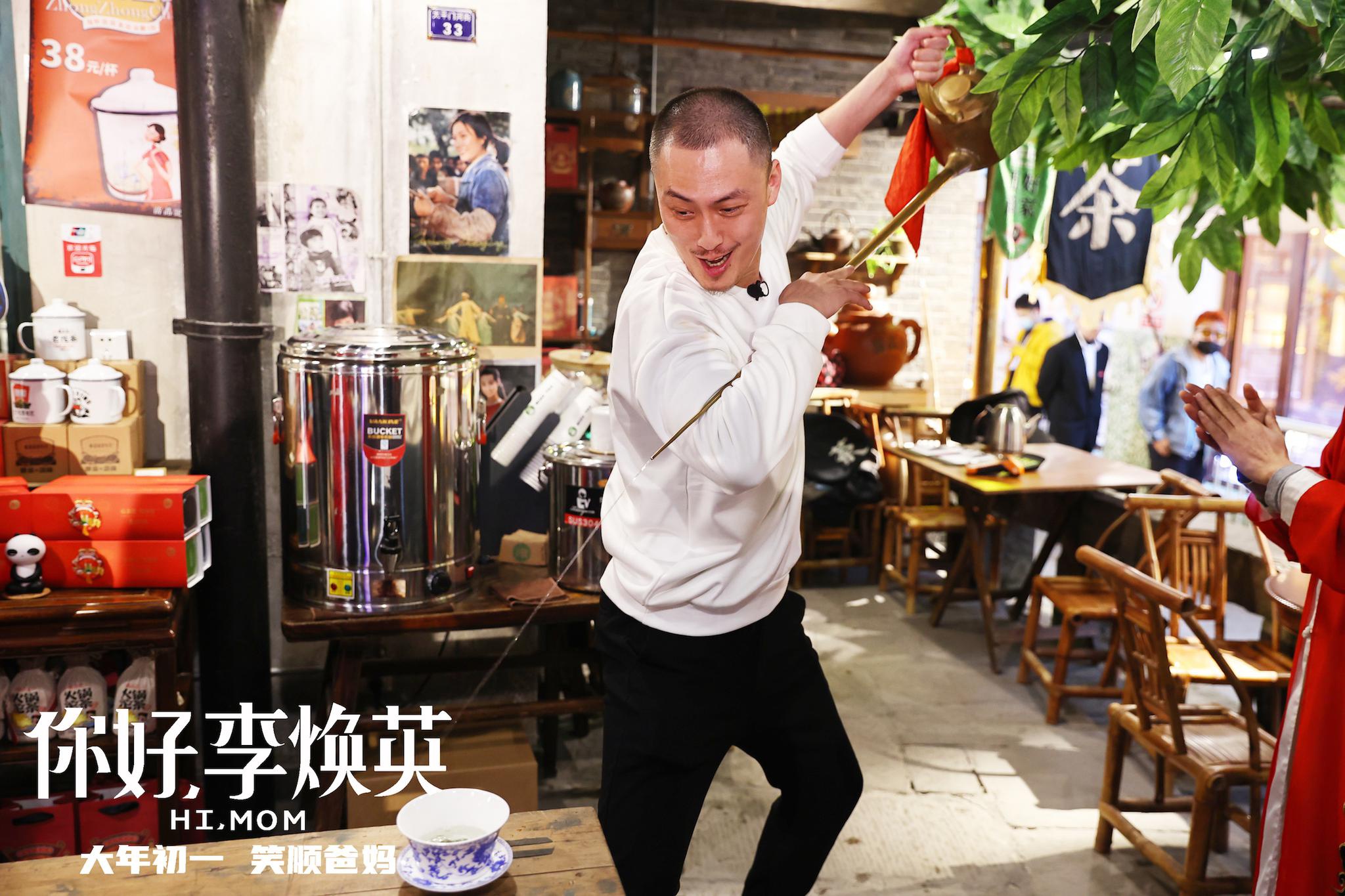 《你好，李焕英》重庆云路演 贾玲张小斐点燃冬日山城