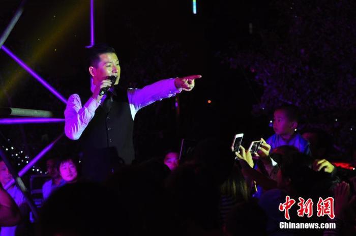 资料图：刘德华的模仿者在演唱。 刘明照 摄 图片本原：CFP视觉中国