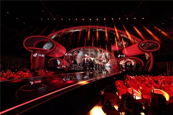 《春满东方 幸福牛年？2021东方卫视春节晚会》浓情启幕！