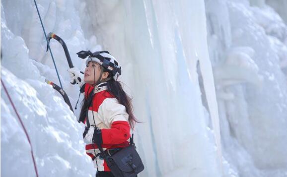 攀冰成功登顶！周韦彤挑战世界最冷极限运动