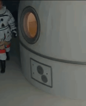 迪丽热巴穿宇航服亮相新片 霸气可爱上演反差萌