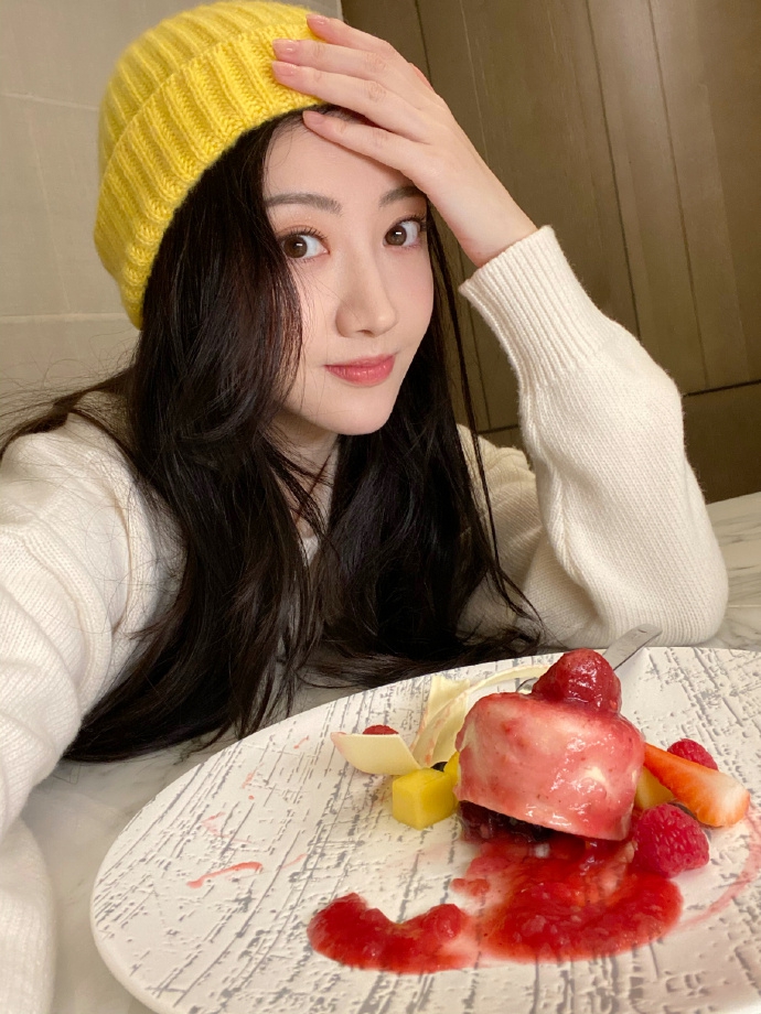 景甜着纯白毛衣自拍清纯可人 手拿水果“甜”蜜翻倍