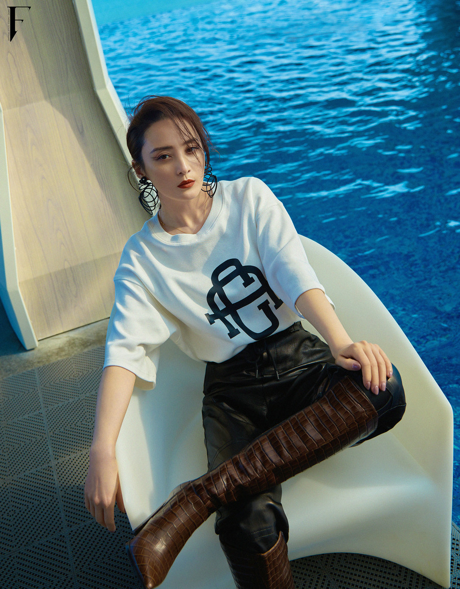 蒋勤勤海边大片 亦柔亦飒披发女性魅力