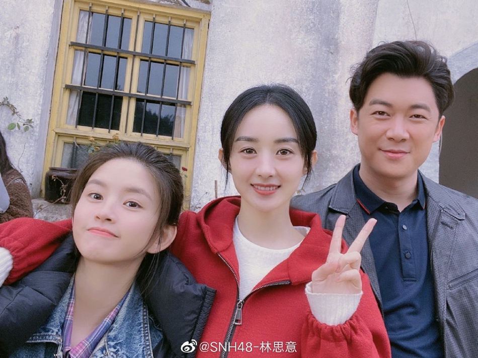 《幸福到万家》达成合照 赵丽颖比剪刀手笑容灿烂