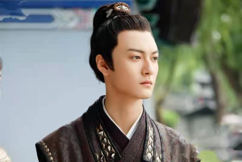 甜宠剧《我的宠物少将军》开播？ 张冠森首演古打扮相英气