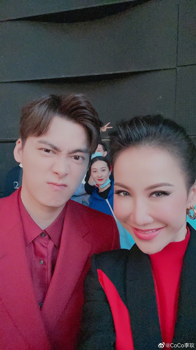 李玟晒和李易峰上台前自拍 对镜吐舌头做鬼脸