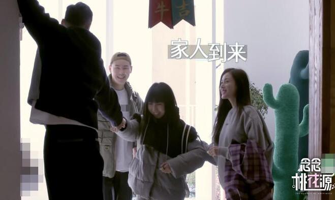 《念念桃花源》热播 阮经天与弟弟罕见同框