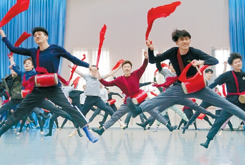 东方演艺集团排练厅里紧锣密鼓复排《兰花花》