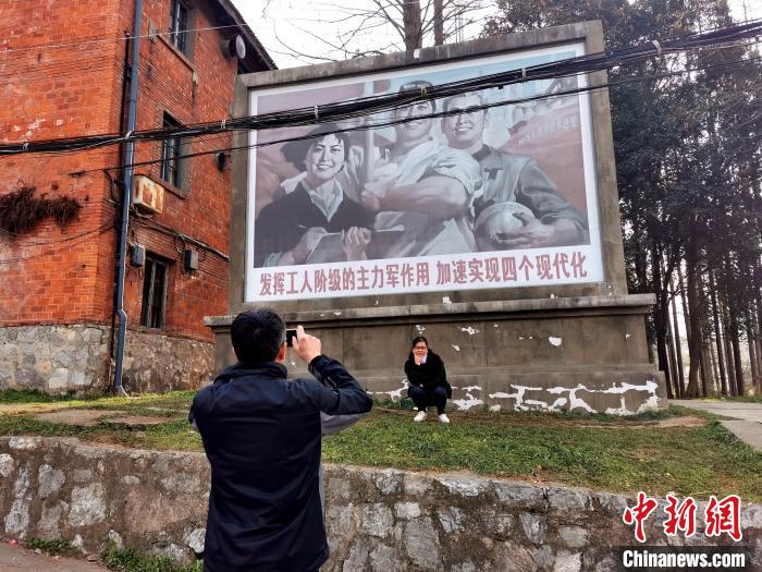 湖北卫东控股集团有限公司。游客在拍照 胡传林 摄