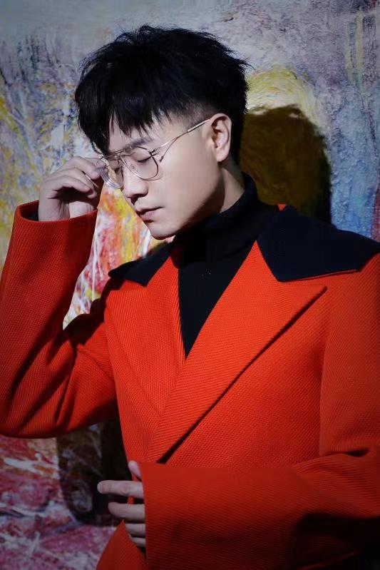 王铮亮携凤凰传奇登央视元宵晚会 唱响《家的方向》