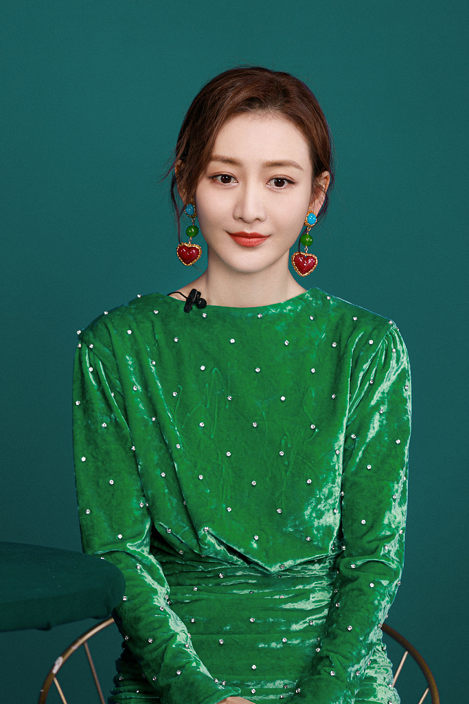 王鸥出席直播活动 穿绿裙点缀爱心耳饰尽显温柔