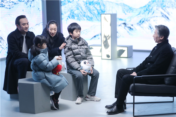 《冬奥公益大课堂》黄觉一家体验北京冬奥设计之美