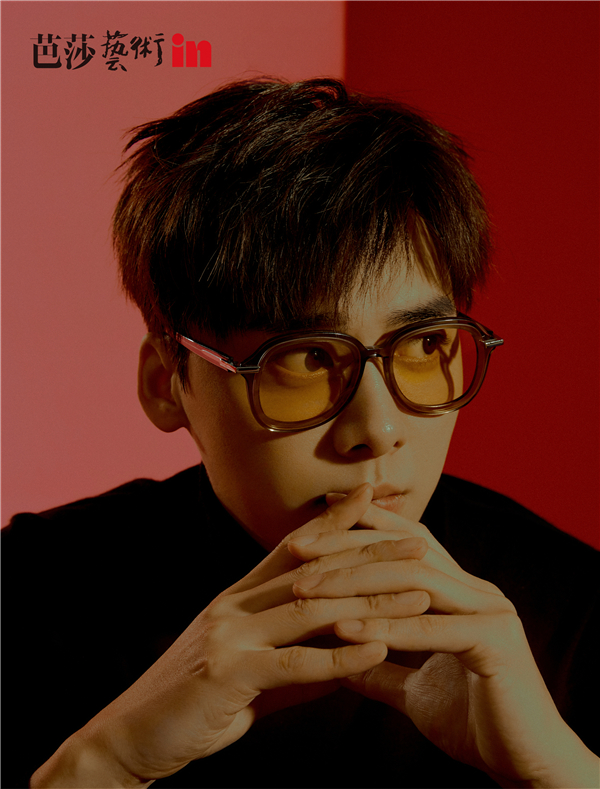 李易峰解锁《芭莎艺术in》首刊杂志封面