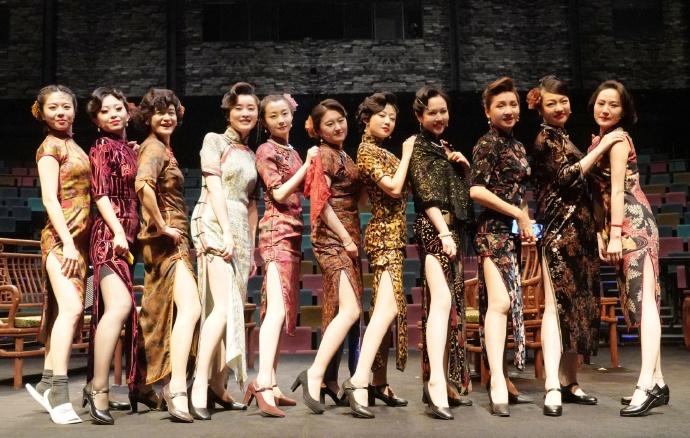 谭卓晒舞台照告别角色 胡歌出镜捂嘴笑似大男孩