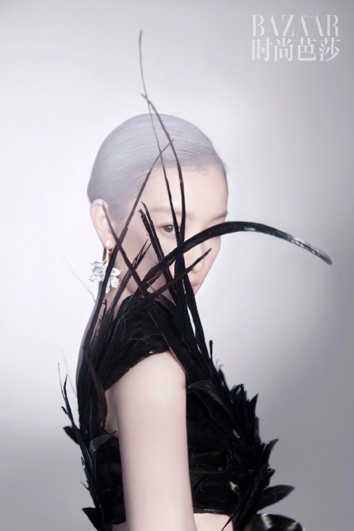 未来感十足！倪妮挑战银发造型大胆前卫