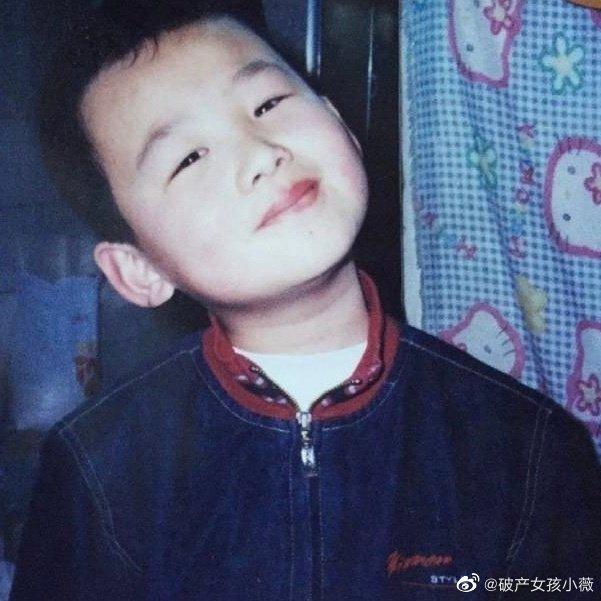 白敬亭旧照曝光 仰头微笑小脸圆润可爱