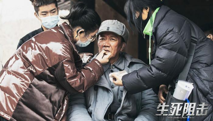 李幼斌片场连轴转敬业态度获赞 战争电影《生死阻击》正拍摄
