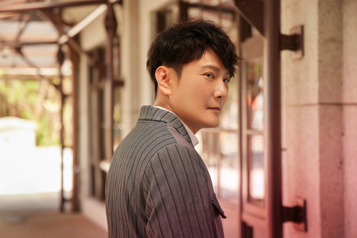 张信哲新专辑中作品《在不在》MV3.26上线