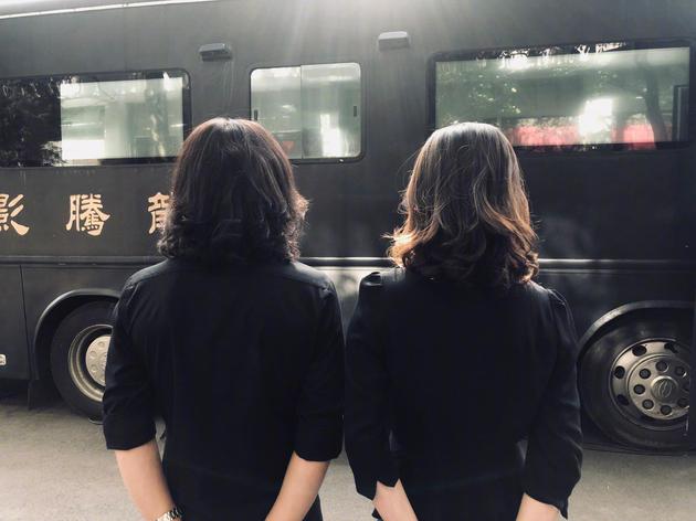 大鹏晒与宋佳片场背影照 同留长发穿黑衣难区分