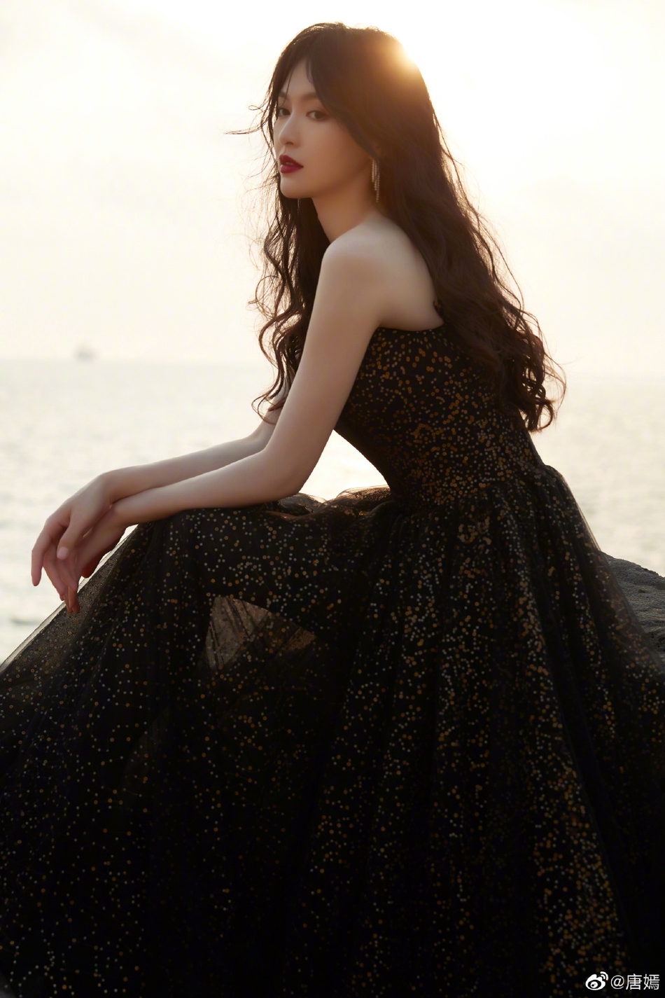 唐嫣晒海边大片黑裙随风俊逸