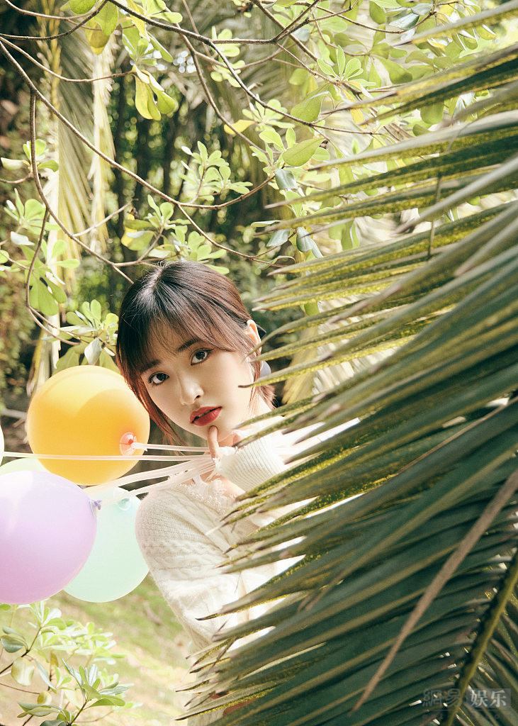 春日气息！沈月化身春日少女 置身绿色树林
