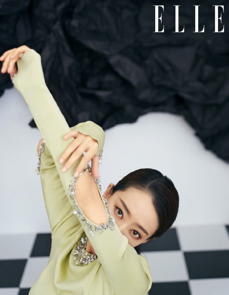 张小斐时尚范儿十足 简大抵中透着优雅自然