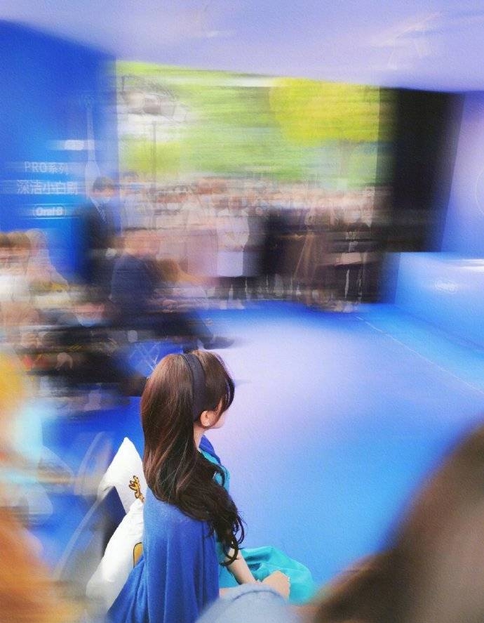 刘诗诗出席活动生图曝光 化身“在逃公主”气质超绝