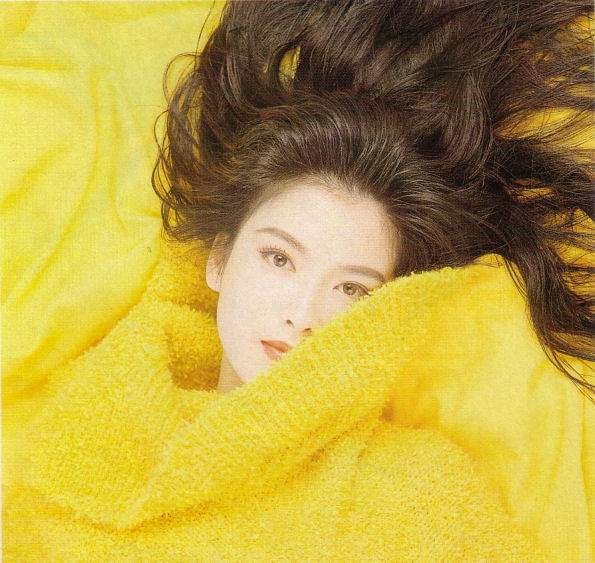 周慧敏旧照清丽甜美 黑发如瀑眼神温柔如水