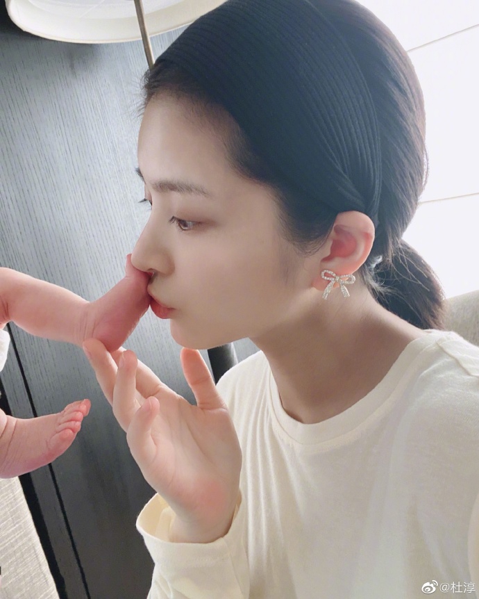 杜淳晒王灿亲吻宝宝照片官宣当爸