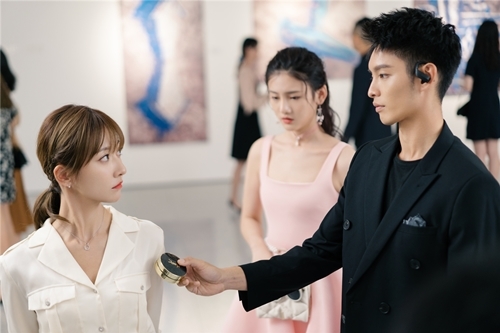 《他在逆光中告白》热播 余玥演绎文静内敛人设