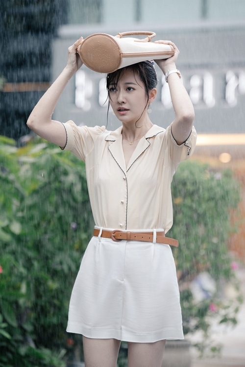 《他在逆光中告白》热播 余玥演绎文静内敛人设