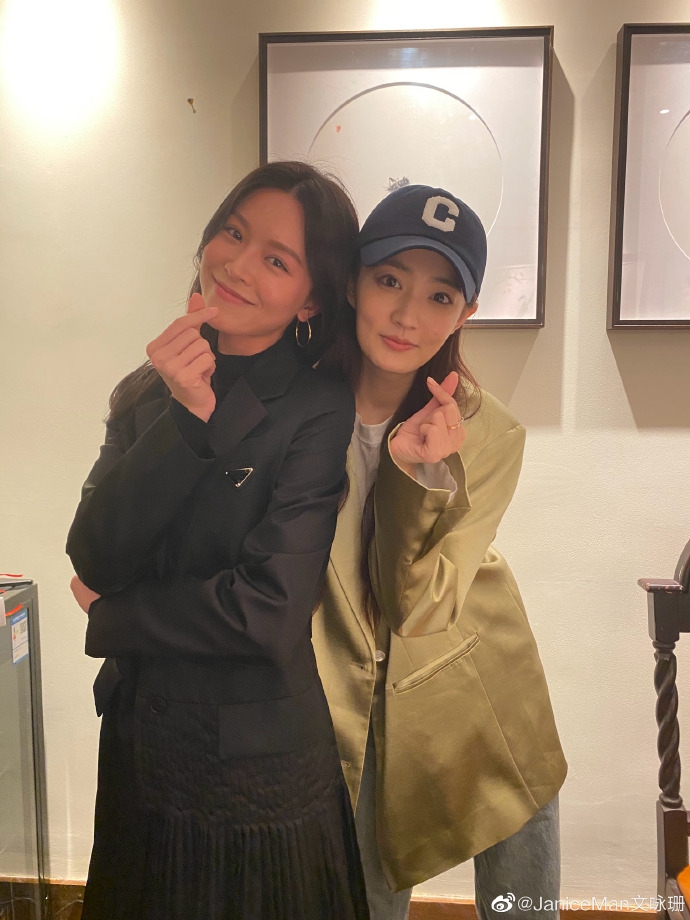 电视剧版《风声》主演重聚 文咏珊徐璐同框比心画面养眼