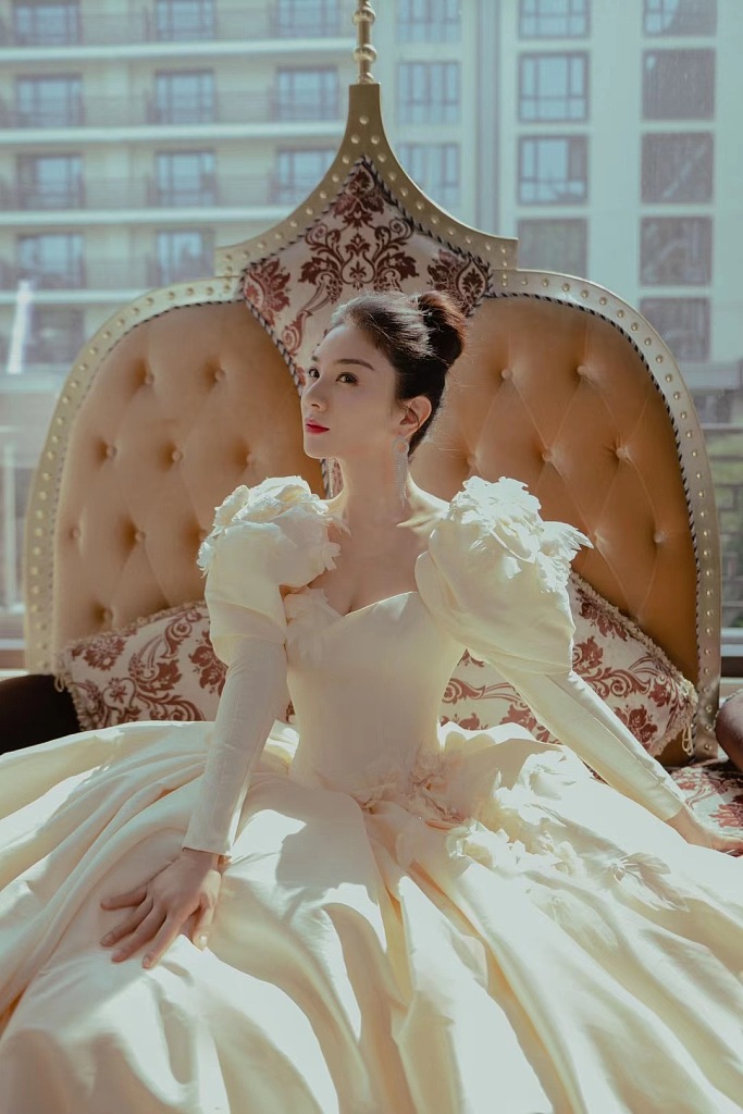 黄奕复古宫廷风大片显高贵优雅