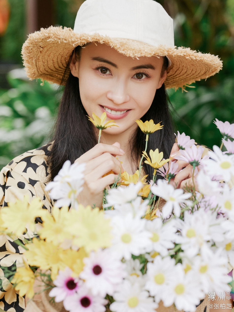 张柏芝分享最新春游照 戴草帽手捧鲜花笑容明艳
