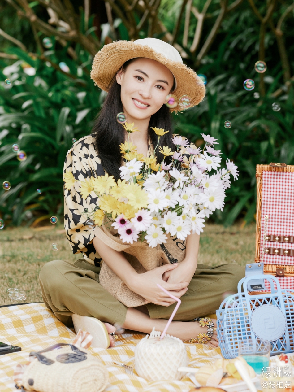 张柏芝分享最新春游照 戴草帽手捧鲜花笑容明艳