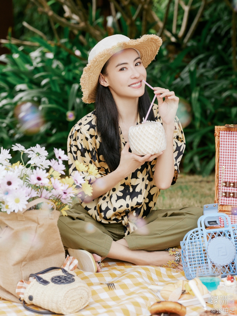张柏芝分享最新春游照 戴草帽手捧鲜花笑容明艳