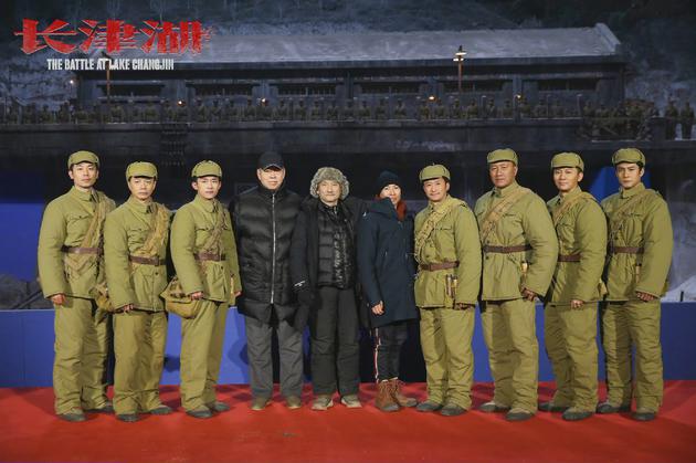 《长津湖》主创合影