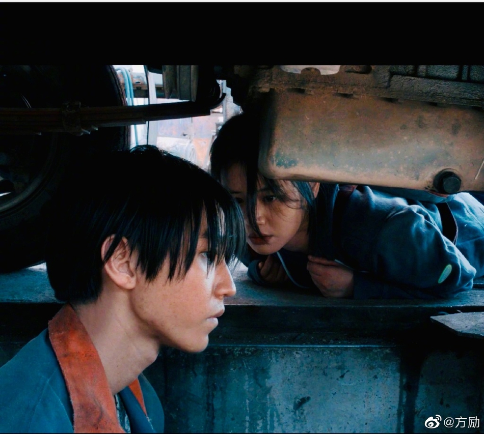 《断桥》曝王俊凯幕后照 汽修厂体验生活